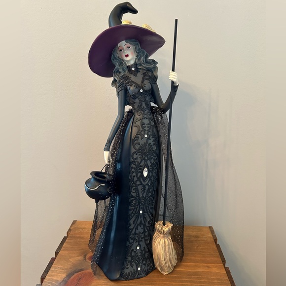NEW Gorgeous Whimsical Gothic Witch with Cauldron & Broom - Picture 1 of 14